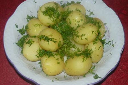 Отварной молодой картофель