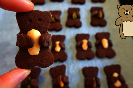 Фото к рецепту: Шоколадное печенье мишка с орехом ( идея для деток )
