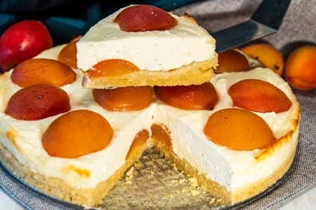Песочный пирог с творогом и свежими абрикосами