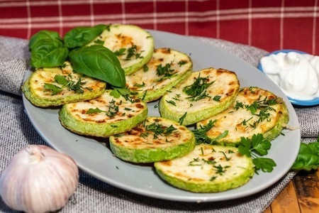 Фото к рецепту: Жареные кабачки с чесноком и зеленью по-домашнему