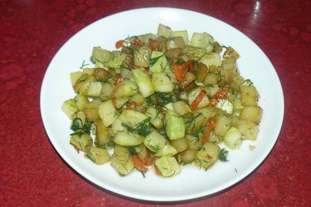 Фото к рецепту: Молодая картошка с кабачком