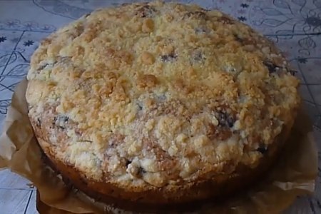 Фото к рецепту: Вкусный пирог с шелковицей и сладкой посыпкой