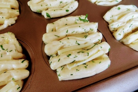 Фото к рецепту: Домашняя выпечка - булочки с чесноком и сыром