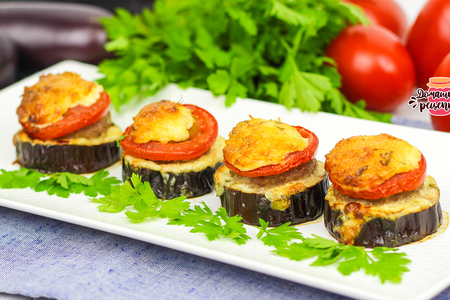 Фото к рецепту: Баклажаны с фаршем, помидором и сыром 