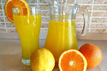 Фото к рецепту: Лимонад из лимона и апельсина в домашних условиях