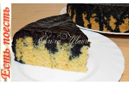 Фото к рецепту: "чумазый" пирог с черничной пропиткой - сочный и мягкий