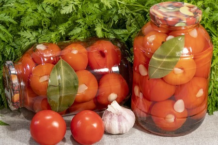 Фото к рецепту: Маринованные помидоры с чесноком без стерилизации
