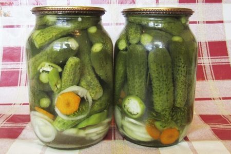 Фото к рецепту: Огурцы с овощами на зиму