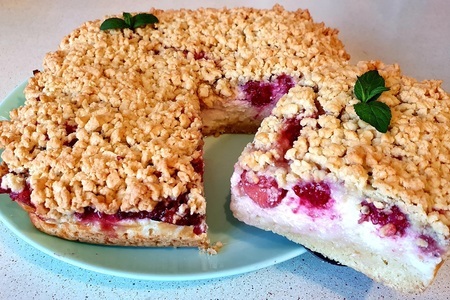 Фото к рецепту: Тертый пирог с творогом и ягодами