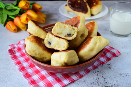 Фото к рецепту: Жареные пирожки с картошкой и грибами на сковороде