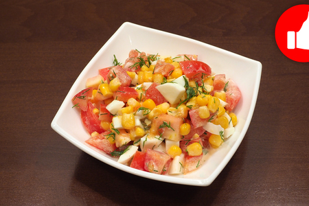 Фото к рецепту: Салат из помидоров и кукурузы