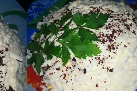 Фото к рецепту: Салат с сыром и зеленым луком