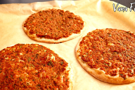 Фото к рецепту: Лахмаджун: турецкая пицца