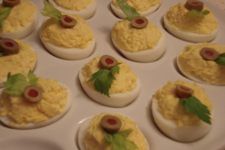 Фото к рецепту: Фаршированные яйца - простой рецепт