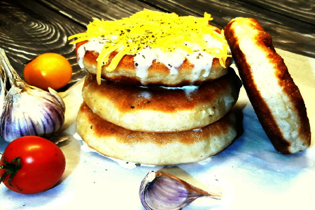 Фото к рецепту: Лангоши - венгерская лепешка с чесноком, сметанной и сыром