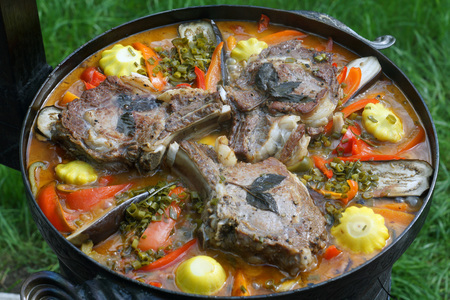 Фото к рецепту: Мясо "говяжьи пистолеты" с овощами на огне в садже