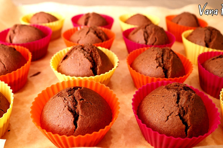 Фото к рецепту: Шоколадные кексы на кефире