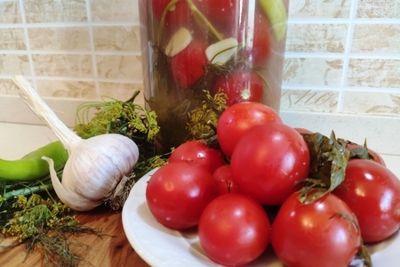 Фото к рецепту: Квашеные помидоры, как бочковые за 3 дня