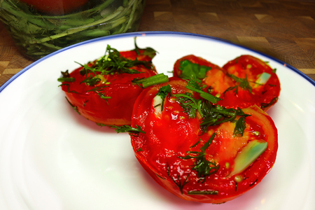 Фото к рецепту: Закуска из томатов по-астрахански