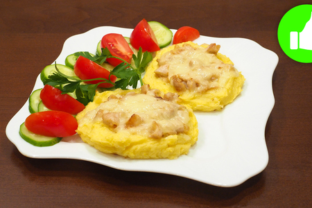 Фото к рецепту: Домашняя картошка с курицей на обед или ужин