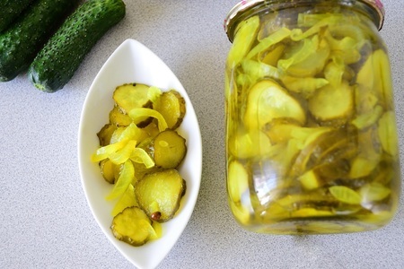 Фото к рецепту: Салат из огурцов на зиму, рецепт с куркумой