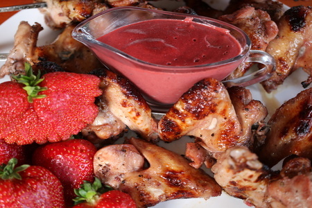 Фото к рецепту: Клубничные куриные крылышки с клубничным соусом к мясу