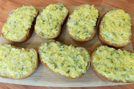 Фото к рецепту: Горячие бутерброды с яйцами и плавленным сыром