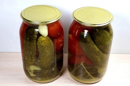 Фото к рецепту: Ассорти из огурцов и помидоров с горчицей на зиму