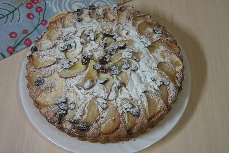 Фото к рецепту: Воздушный пирог с яблоками и изюмо