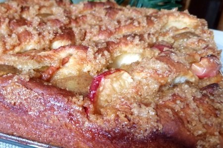 Фото к рецепту: Пирог, в котором очень много яблок и груш