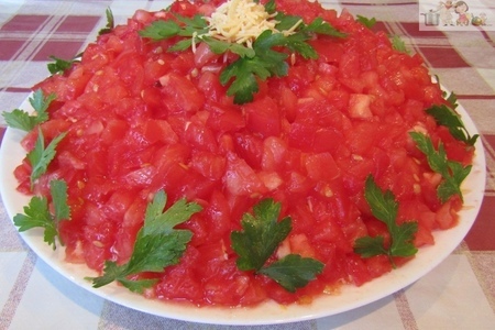 Фото к рецепту: Слоеный салат «синьор помидор»