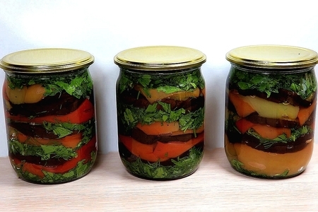Фото к рецепту: Салат из баклажанов и перца на зиму