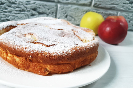Фото к рецепту: Яблочный пирог с кремом – «нежность»