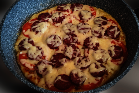Фото к рецепту: Ленивая пицца из кабачков на сковороде