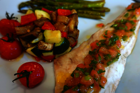 Фото к рецепту: Сибас с овощами в духовке с французским соусом вьерж