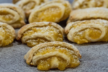 Фото к рецепту: Песочное печенье на сметане с апельсиновой начинкой