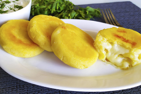 Фото к рецепту: Картофельные зразы или пирожки с сыром