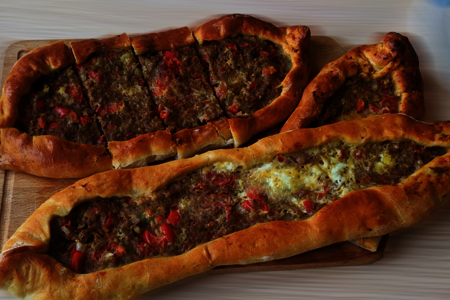 Фото к рецепту: Киймали пиде, турецкие лепешки или пицца по-турецки
