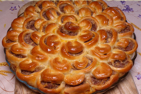 Фото к рецепту: Мясной пирог хризантема