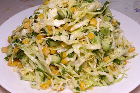Фото к рецепту: Салат из молодой капусты