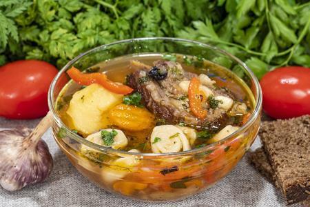 Фото к рецепту: Мясной суп из говядины с овощами и клецками