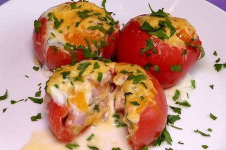 Запеченные помидоры с яйцами