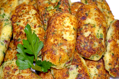 Фото к рецепту: Картофельные котлеты с сыром и зеленью 