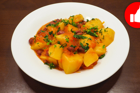 Фото к рецепту: Тушеная картошка с фасолью в мультиварке, простой и быстрый рецепт