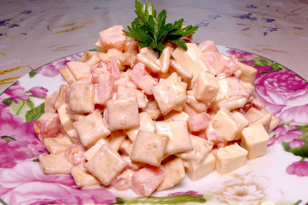 Фото к рецепту: Салат с крекерами, помидорами и сыром