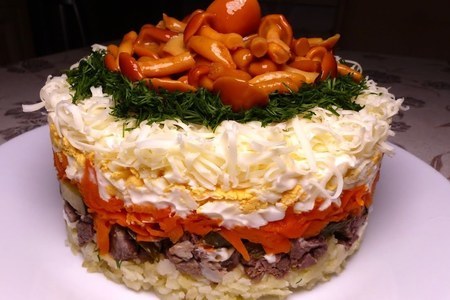 Фото к рецепту: Слоеный салат с маринованными опятами
