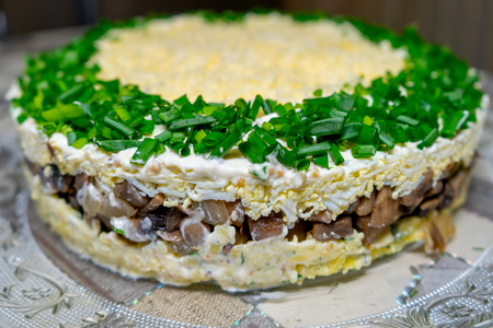 Фото к рецепту: Слоеный салат с шампиньонами