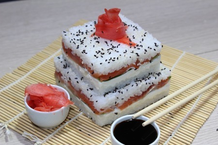 Фото к рецепту: Суши торт