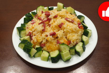 Фото к рецепту: Рис с колбасой в мультиварке, простой и быстрый рецепт на обед или ужин