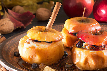 Фото к рецепту: Запеченные яблоки с творогом, изюмом, корицей и медом в духовке
